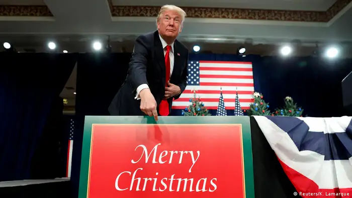 USA Donald Trump vor einem Merry Christmas Schild