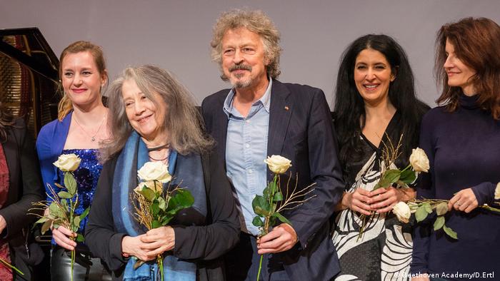 Gruppenfoto mit weißen Rosen in der Hand mit Luisa Imorde, Martha Argerich, Wolfgang Niedecken, Myriam Farid und Annie Dutoit.
