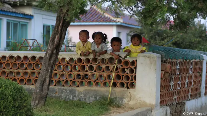 Nordkorea - Kinder in der Nähe eines Bauernhofs auf Genossenschaftsbasis in Hamhŭng (DW/P. Depont)