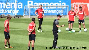 Bayer 04-Trainer Heiko Herrlich (2.v.r.) gibt seinen Spielen taktische Anweisungen (Foto: picture-alliance/dpa/Revierfoto)