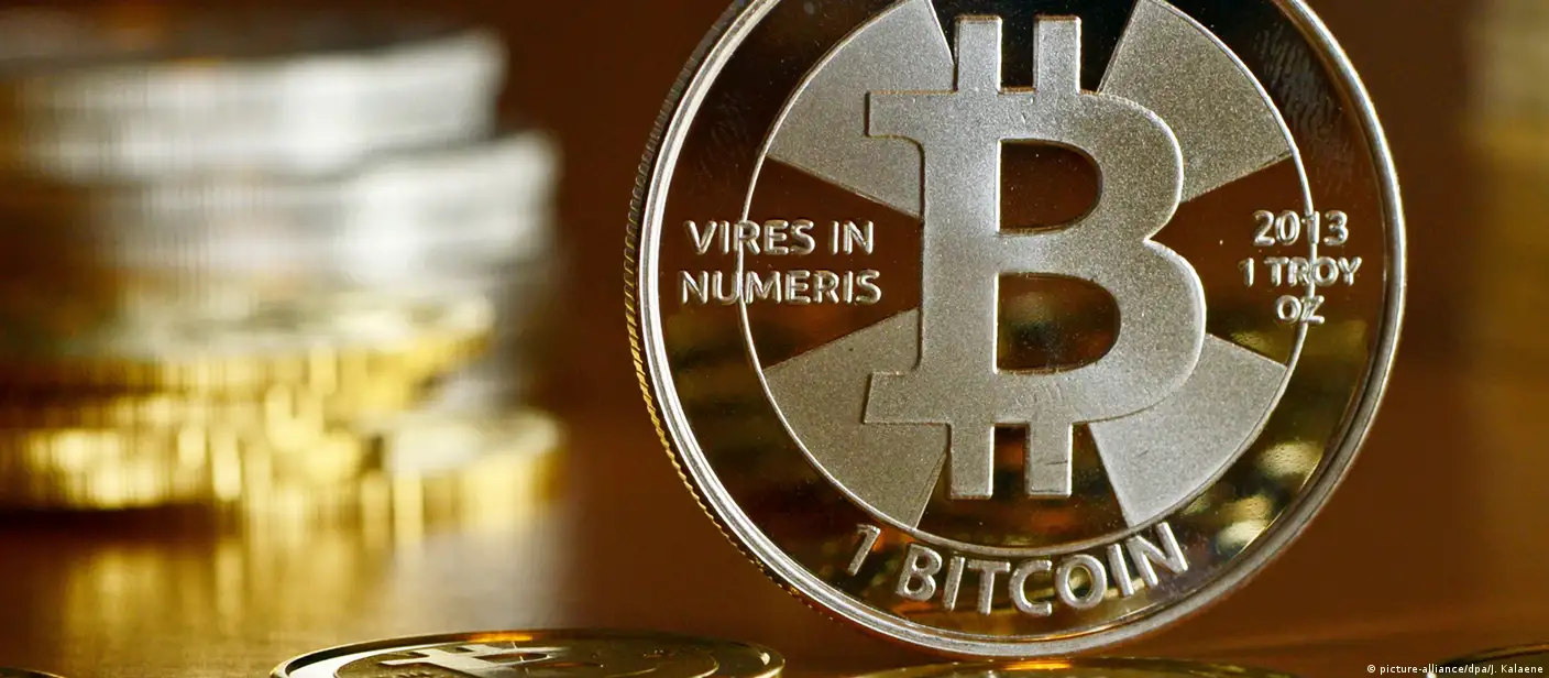 Após recorde, valor do bitcoin despenca