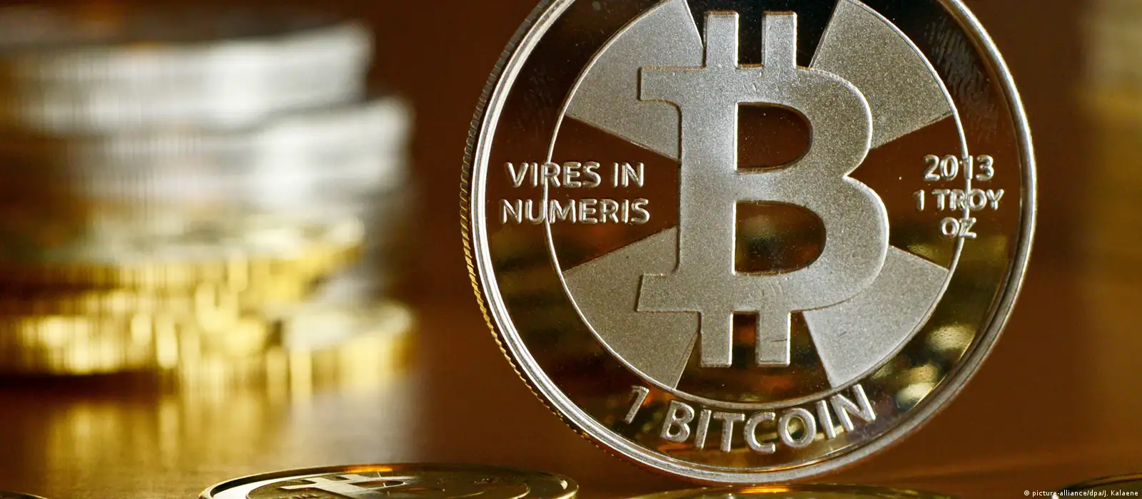 Após recorde, valor do bitcoin despenca