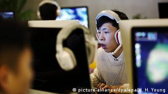 китайские юноши работают за компьютером 