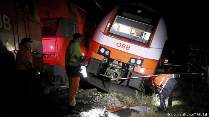 The locomotive of one of the trains involved in a crash leans to one side in Kritzendorf, Austria (picture-alliance/AP/R. Zak)