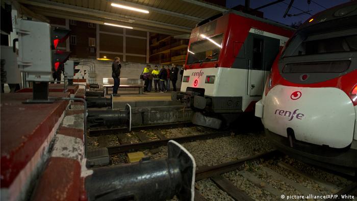 A train that hit the buffers, left, stands parked by the buffers at the rail station in Alcala de Henares, central Spain (picture-alliance/AP/P. White)