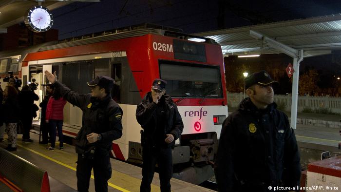 Police officers stand by a train that hit the buffers in Alcala de Henares, central Spain, Friday (picture-alliance/AP/P. White)