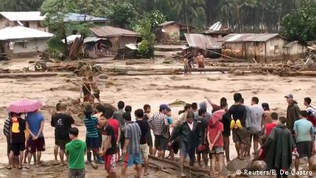 People help to rescue flood victims in Lanao Del Norte, Philippines (Reuters/E. De Castro)