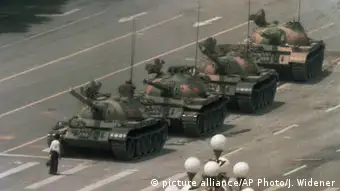China Mann stoppt Panzerkolonne Tiananmen-Platz 1989