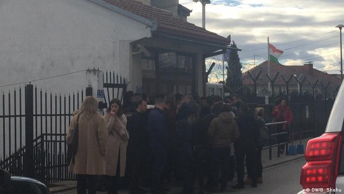 Kosovo Menschen, die auf ein Visa warten
