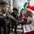 Westjordanland Bethlehem - Palästinenser verkleidet als Weihnachtsmann protestieren vor israelischen Truppen