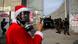Westjordanland Bethlehem - Palästinenser verkleidet als Weihnachtsmann protestieren vor israelischen Truppen Westjordanland Bethlehem - Palästinenser verkleidet als Weihnachtsmann protestieren vor israelischen Truppen