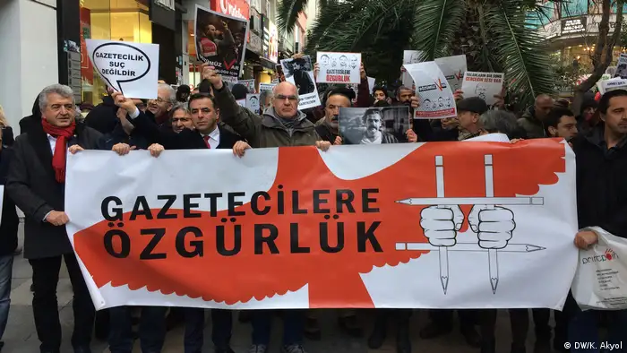 Türkei Demonstration Solidarität mit inhaftierten Journalisten in Istanbul