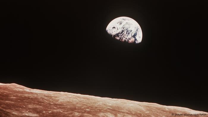 Mond und Erde von der Apollo 8 aus gesehen | 1969 (picture-alliance/dpa/NASA)