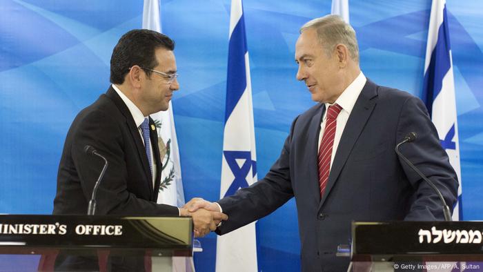 Israel | Guatemalas Präsident Jimmy Morales und israelischer Premier Benjamin Netanyahu (Getty Images/AFP/A. Sultan)