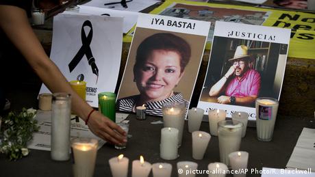 Homenaje con fotografías y velas a los periodistas mexicanos asesinados Miroslava Breach y Javier Valdez