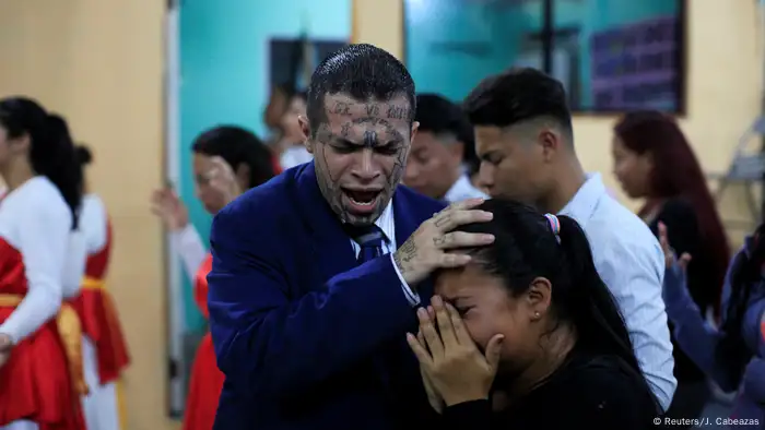 Ex-Gangster Julio Marroquin hilft beim Gottesdienst der Eben-Ezer-Kirche (Reuters/J. Cabeazas)