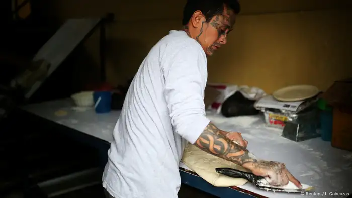 Roberto Renderos auffällige Tattoos machen auch die Gesetzeshüter immer wieder misstrauisch (Reuters/J. Cabeazas)