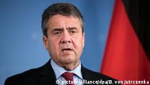 18,.12.2017
Außenminister Sigmar Gabriel (SPD) äußert sich am 18.12.2017 im Auswärtigen Amt in Berlin zur Freilassung der deutschen Journalistin Mesale Tolu. Mehr als sieben Monate nach ihrer Festnahme in der Türkei kommt die deutsche Journalistin und Übersetzerin unter Auflagen aus der Untersuchungshaft frei. (zu «Deutsche Politiker begrüßen Freilassung von Mesale Tolu in der Türkei») Foto: Bernd von Jutrczenka/dpa +++(c) dpa - Bildfunk+++ | Verwendung weltweit