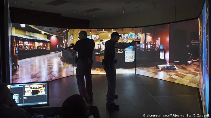 USA East Peoria Virtuelles Training von Polizisten für Schießerein