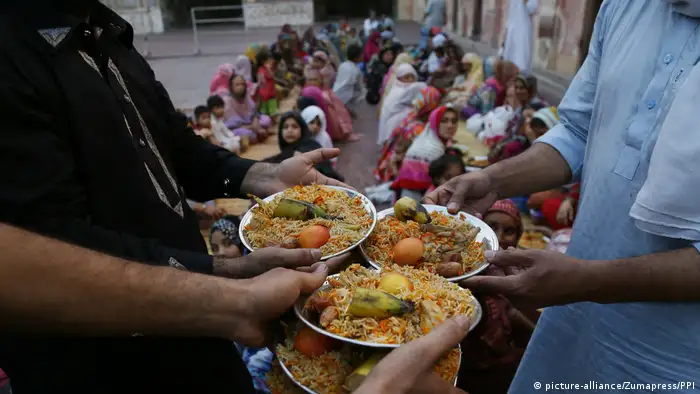 Pakistan Spezialität Essen (picture-alliance/Zumapress/PPI)