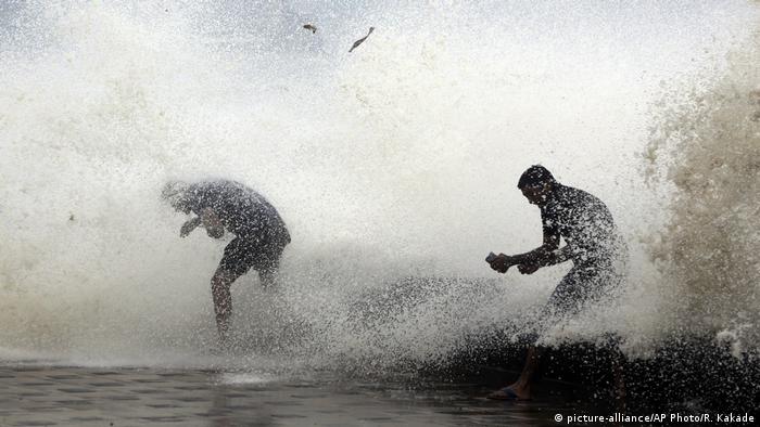 India Cyclone Ockhi (picture-alliance/AP Photo/R. Kakade)