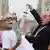 Протестувальники розігрують сценку, де екс-диктатора Альберто Фухіморі "лікує" нинішній президент Пабло Кучинські