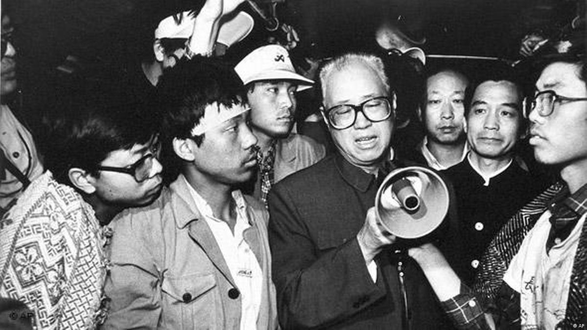 1989年5月19日，赵紫阳手持扩音器，向绝食的学生们讲话。站在他身后左侧的是温家宝