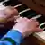 Senioren Hände spielen Klavier