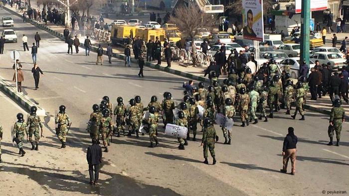 Iran protests: Regime supporters out in force | News | DW | 31.12.2017