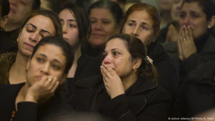 Funérailles au Caire des personnes tuées dans un attentat terroriste contre une église copte (image alliance/AP Photo/A. Nabil)