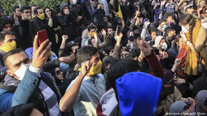 Iran Proteste gegen Regierung in Teheran | Handy (picture-alliance/AP Photo)
