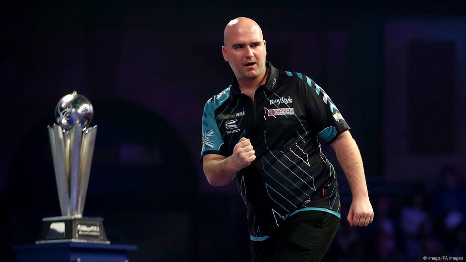 darts rob cross beats legend phil taylor to win world championship sports german football and major international sports news dw 01 01 2018 darts rob cross beats legend phil taylor to win world championship sports german football and major international sports news dw 01 01 2018