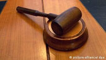Symbolbild Gericht: Hammer im Gerichtssaal (Foto: dpa)