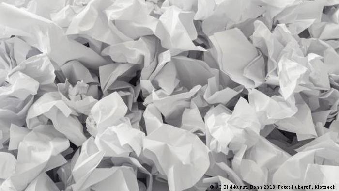 Scrunched up paper. (VG Bild-Kunst, Bonn 2018, Foto: Hubert P. Klotzeck )
