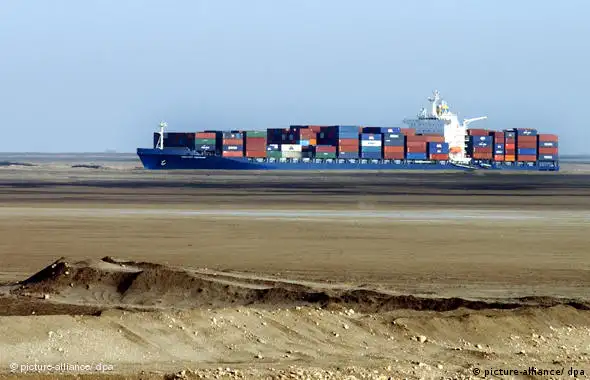 Containerschiff Ägypten - Suezkanal - El Qantara Brücke