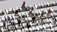 DEUTSCHLAND, Bonn, 05.04.2011 -Online- - menschliche Miniaturfiguren auf Computertastatur. | Keine Weitergabe an Wiederverkäufer.