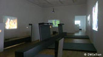 Muzejska prostorija u kojoj se prikazuju video-radovi