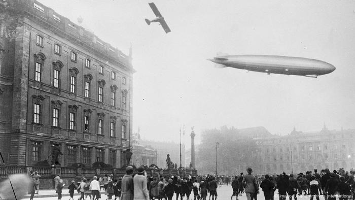 Zeppelin über Berlin 1924 (imago/United Archives International)