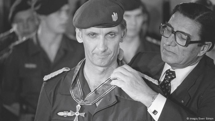 Deutschland Ulrich Wegener gestorben | Verleihung des Bundesverdienstkreuzes 1977 (imago/Sven Simon)