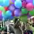 Frau mit Luftballons (Foto: dpa)