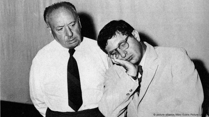 Regisseur Alfred Hitchcock und Komponist Bernard Herrmann. (picture-alliance/Mary Evans Picture Library)