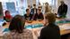 Gruppe von Flüchtlingen bei einer Besprechung Gruppe von Flüchtlingen bei einer Besprechung