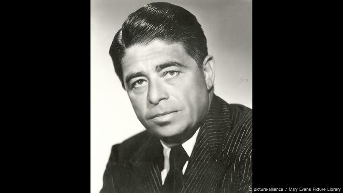 Schwarz-weiß-Foto von Filmmusikkomponist Alfred Newman. (picture-alliance / Mary Evans Picture Library)