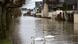 Drei Schwäne schwimmen auf einer überfluteten Straße (Foto: Picture Alliance) Drei Schwäne schwimmen auf einer überfluteten Straße (Foto: Picture Alliance)