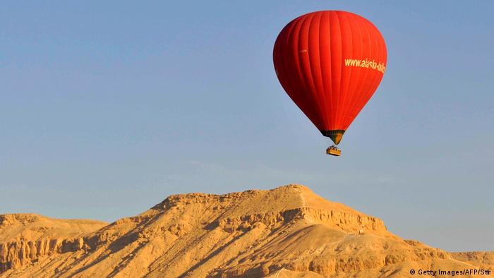 Воздушный шар с туристами в Египте (фото из архива)