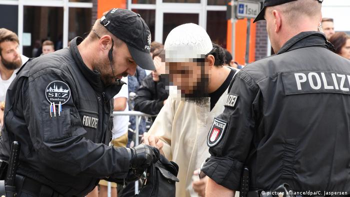 Deutschland Kundgebung von Salafisten und Gegendemonstration | VERPIXELT