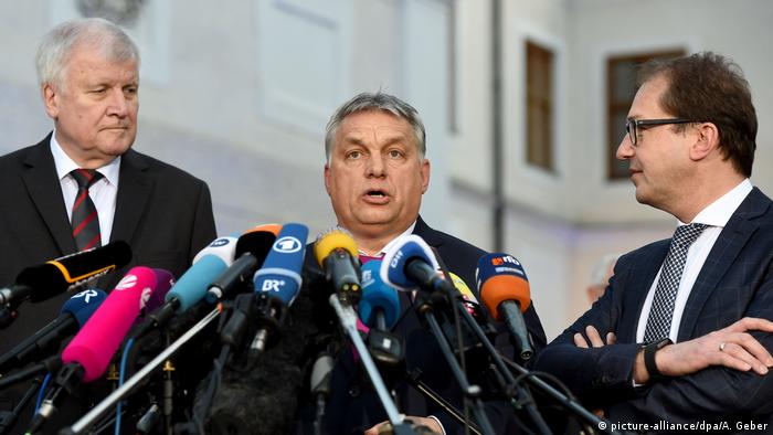 Viktor Orban w otoczeniu liderów CSU Horsta Seehofera (l.) i Alexandra Dobrindta (p.)
