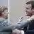 Angela Merkel (esq.) e Emmanuel Macron: amizade com ressalvas
