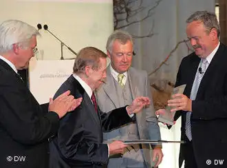 Preisübergabe: Erik Bettermann überreicht den Demokratiepreis an Václav Havel.