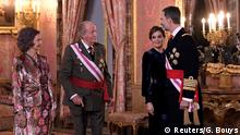 06.01.2018+++Madrid, Spanien+++REFILE - CORRECTING GRAMMAR Former King of Spain Juan Carlos I, Former Queen of Spain Sofia, their son Spain's King Felipe VI and his wife Queen Letizia wait for their guests during the Epiphany Day celebrations (Pascua Militar) at the Royal Palace in Madrid, Spain January 6, 2018. REUTERS/Gabriel Bouys/Pool